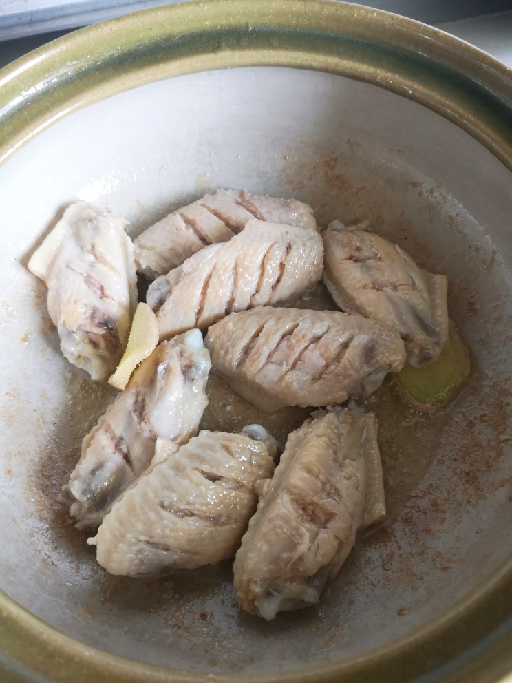砂锅鸡翅,煎至两面微黄