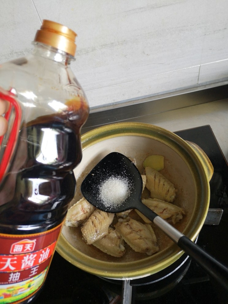 砂锅鸡翅,放入多点<a style='color:red;display:inline-block;' href='/shicai/ 10588'>糖</a>
盐
生抽
放入末过鸡翅三分之二的水
中火焖十分钟左右