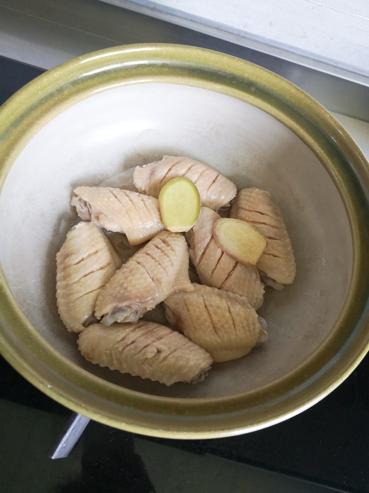 砂锅鸡翅,砂锅放油
放入鸡翅、<a style='color:red;display:inline-block;' href='/shicai/ 2800'>生姜</a>、料酒
中火煎