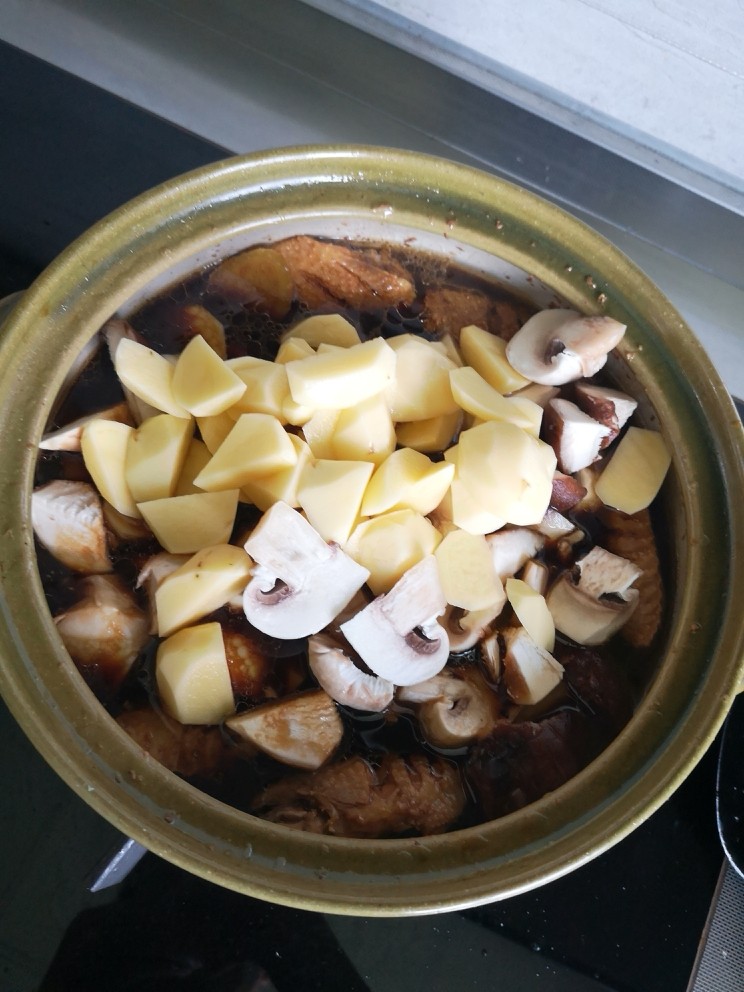 砂锅鸡翅,放入切好的土豆块、<a style='color:red;display:inline-block;' href='/shicai/ 2914'>蘑菇</a>、香菇
继续中火焖十五分钟左右
