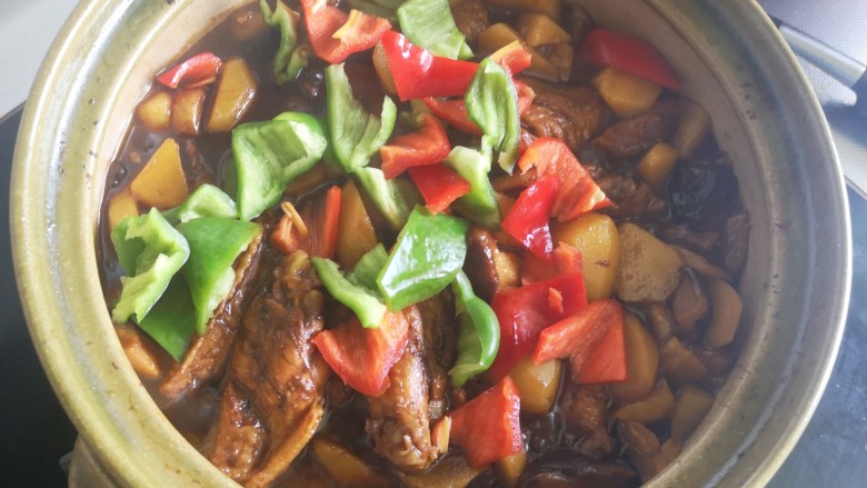 砂锅鸡翅,大火收汤
关火，放入青红椒
利用砂锅的余热把青红椒烫熟
配上米饭、面条都超级好吃呢
