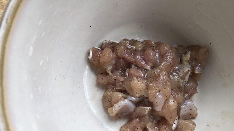 高颜值的五彩鸡肉炒饭,抓均匀后,腌十分钟。