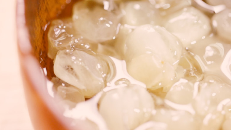 【桃胶冰甜】一整个夏天滴答的雨都锁进这碗桃胶里(快手菜),至完全泡发;