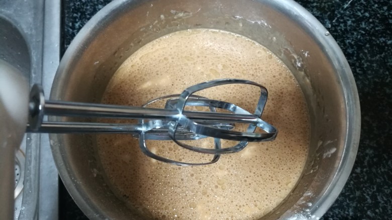 我儿时的最爱,红糖发糕,你喜欢吗?,用电动打蛋器快速打