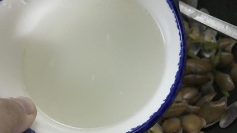 豉椒炒花甲,连壳都要舔几下,倒入花甲汤,焖一会儿。