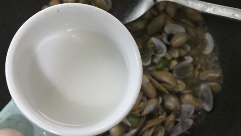 豉椒炒花甲,连壳都要舔几下,再倒淀粉水勾薄芡翻炒均匀即可出锅。
