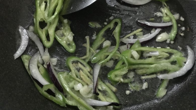 豉椒炒花甲,连壳都要舔几下,再倒入青椒丝和洋葱丝和豆豉炒均匀。