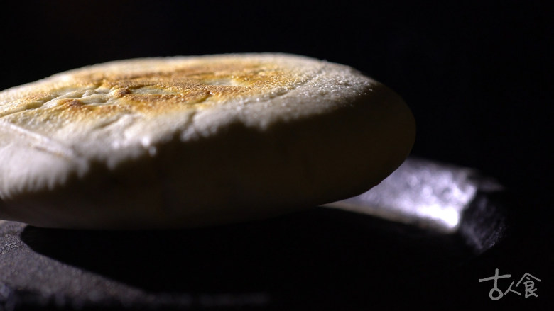 【锅盔】古代军营里的美食,时下餐厅的新宠,上鏊烙制,待水分烘干,皮色微黄,微微鼓起便熟了。