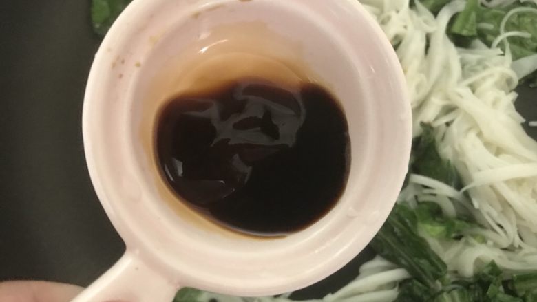 快手牛肉炒粿条,吃完还会想吃,倒入生抽,翻炒均匀。