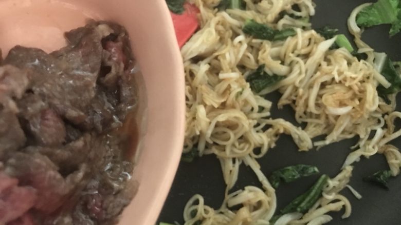 快手牛肉炒粿条,吃完还会想吃,再倒入牛肉翻炒均匀。