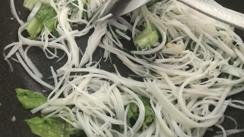 快手牛肉炒粿条,吃完还会想吃,炒匀后放入粿条翻炒均匀。