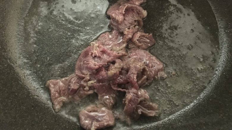 快手牛肉炒粿条,吃完还会想吃,牛肉炒断生盛出。