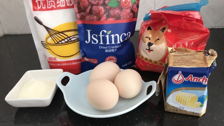 蔓越莓司康,材料准备如图(鸡蛋4个的,有一个小孩拿了)