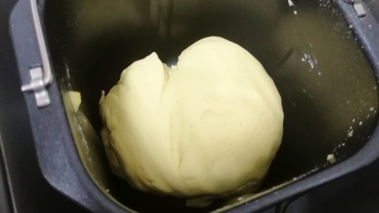 玉米面素菜包,10分钟和面程序结束以后面团就和好了,面包机关掉电源,面团不用取出,盖上面包机盖子,直接放在面包机里常温发酵至两倍大(夏天天气热,大概一个小时左右就发酵好了)。