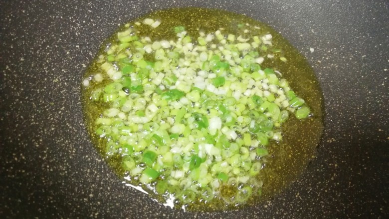 玉米面素菜包, 炒锅内倒入适量的食用油烧热,下入葱花炒香。