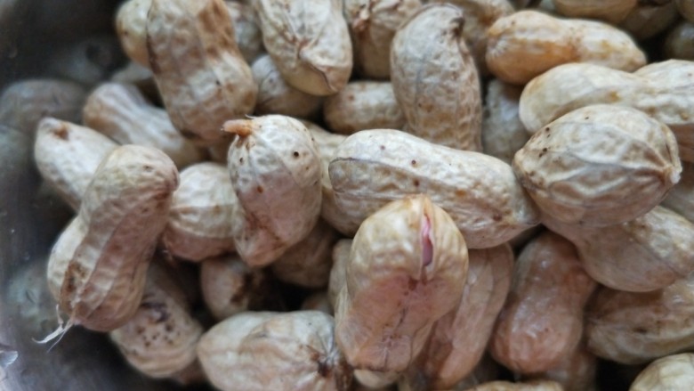 快手小食——水煮花生,每个花生都轻轻捏开一点,这样既节省时间又方便入味