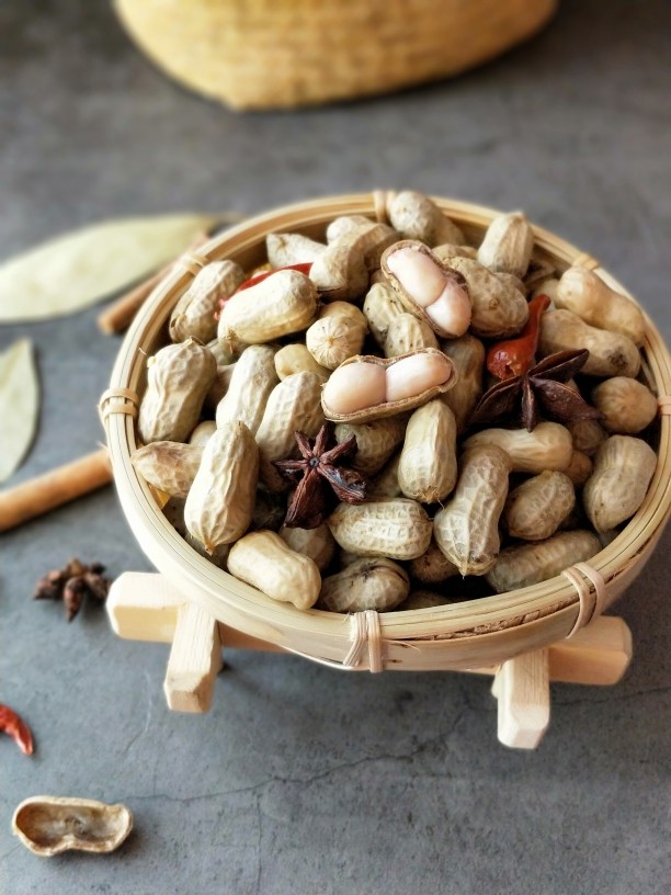 快手小食——水煮花生,煮熟后控水,就可以享用了,剩下的泡在水中,时间越长越入味