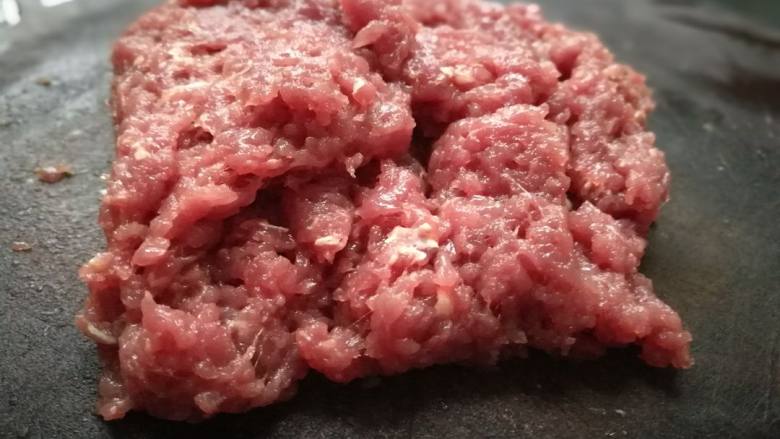 百搭香菇牛肉酱,洗净的牛肉剁成肉末