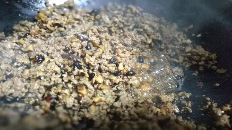 百搭香菇牛肉酱,加入适量清水，待大火煮开后，保持小火，并不断搅拌至汤汁变浓