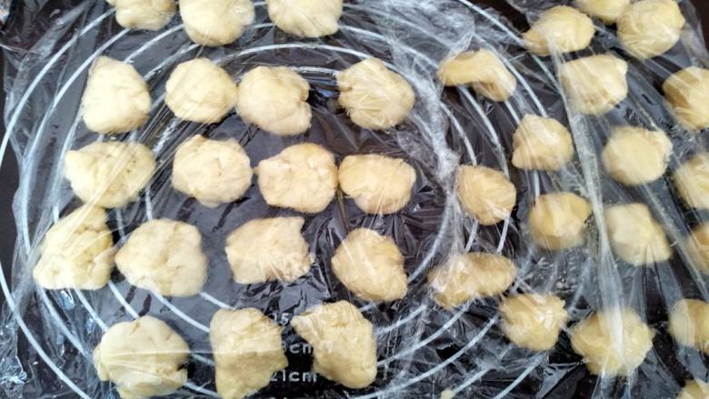木糖醇花形绿豆酥,盖上保鲜膜,醒10分钟