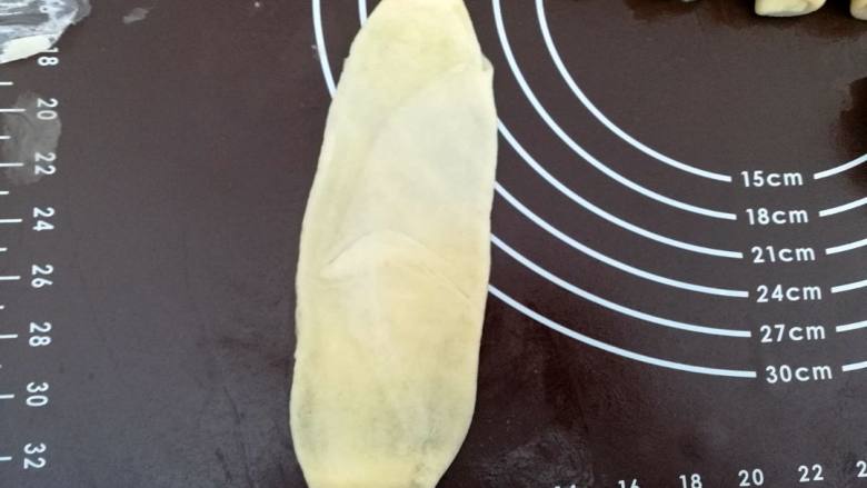 木糖醇花形绿豆酥,再压扁,再擀长