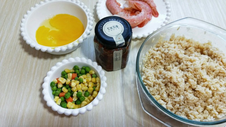 大颗粒牛肉辣酱炒饭,准备食材,<a style='color:red;display:inline-block;' href='/shicai/ 9'>鸡蛋</a>敲碗里备用。