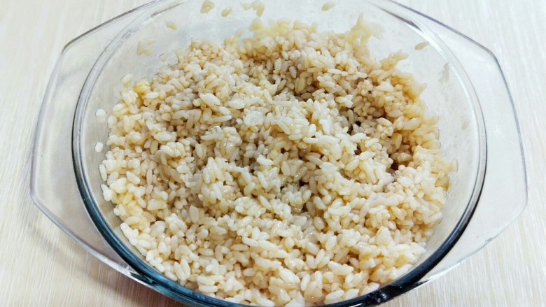 大颗粒牛肉辣酱炒饭,再加入<a style='color:red;display:inline-block;' href='/shicai/ 788'>生抽</a>拌均匀,放旁边静置15分钟。