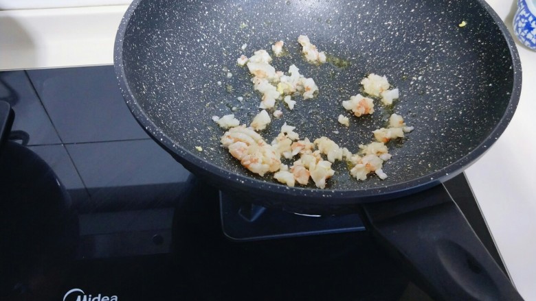 大颗粒牛肉辣酱炒饭,再将腌制好的虾煸炒至变色,9成熟,盛出备用。