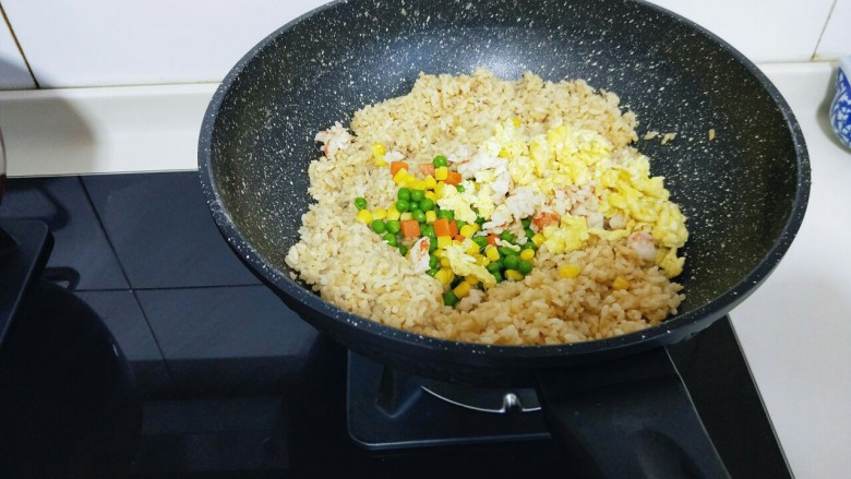 大颗粒牛肉辣酱炒饭,加入所有配菜,小火翻炒2分钟。