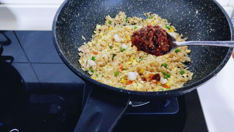 大颗粒牛肉辣酱炒饭,再加入2小勺七月五季经典大颗粒牛肉酱。