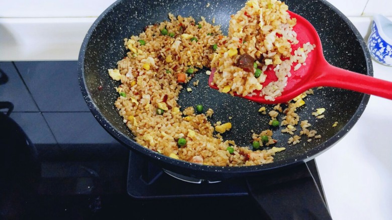大颗粒牛肉辣酱炒饭,翻炒均匀,即可关火。
