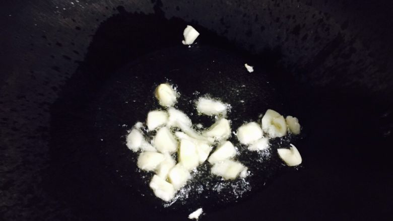 酸辣白菜,热锅放油,先把蒜爆香