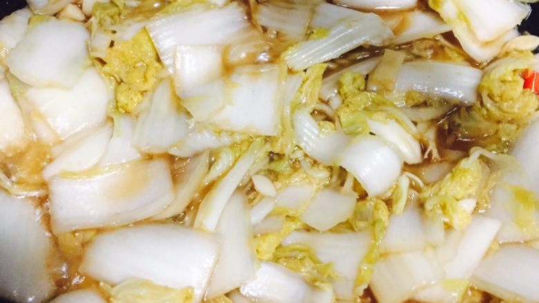 酸辣白菜,盖上锅盖煮3分钟