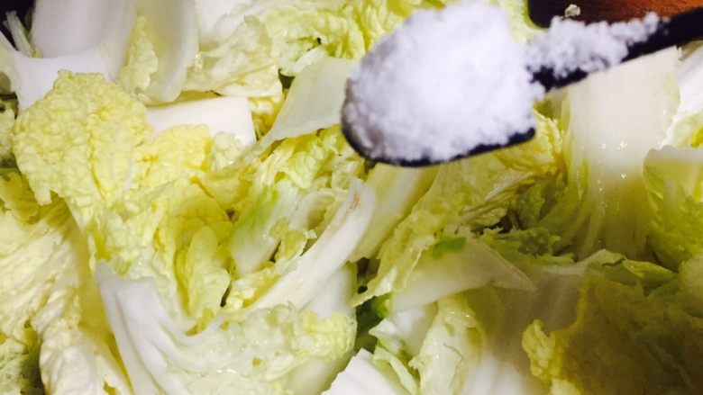 酸辣白菜,加入白菜后,加入一勺盐