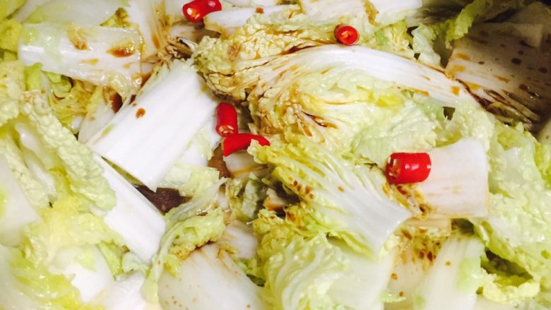 酸辣白菜,加入生抽和辣椒,翻炒一会