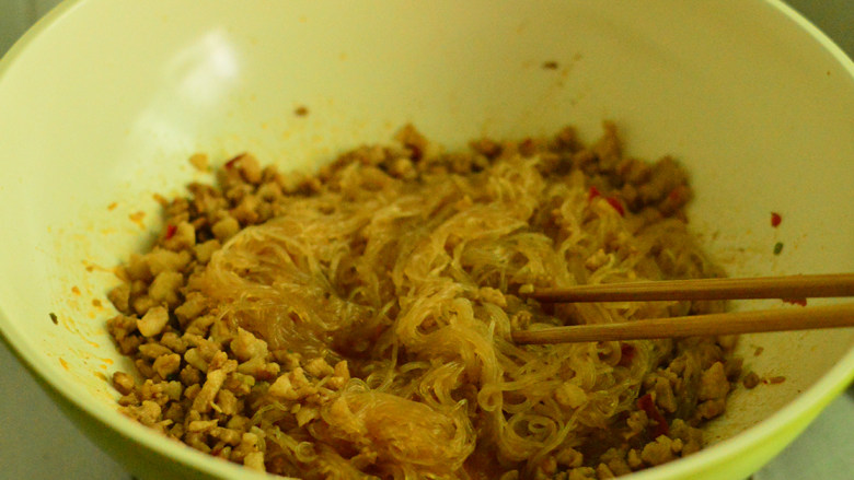 肉沫炒粉丝,用筷子翻拌均匀,待汤汁收干