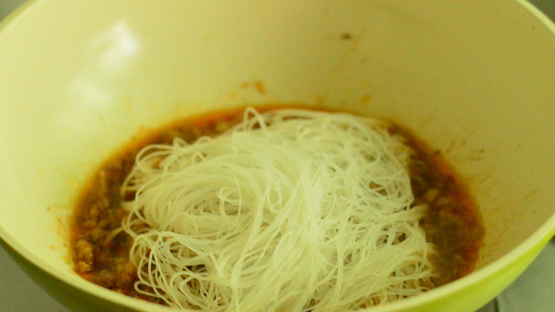 肉沫炒粉丝,加入米丝,大火烧开后小火焖煮一会