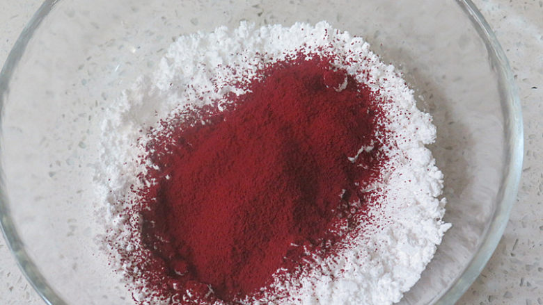 快手早餐 【红丝绒发糕】,容器中倒入糖粉和<a style='color:red;display:inline-block;' href='/shicai/ 702'>泡打粉</a>,筛入红曲粉