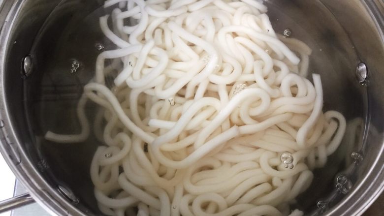 快手早餐 彩椒虾仁炒乌冬,水烧开,乌冬放入煮一分钟后倒出过凉水,沥干水分备用
