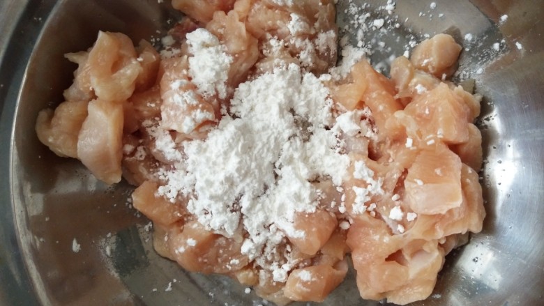 糖醋口味,宫保鸡丁,鸡肉洗干净!切丁,放盐淀粉腌制