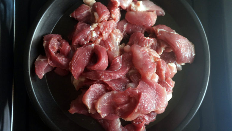 瑶柱火腿肠,<a style='color:red;display:inline-block;' href='/shicai/ 414'>猪肉</a>切成小块。如果能接受肥肉,建议买五花肉,做出来的火腿口感滑点。我不吃肥肉,用的是全瘦肉,口感粗糙点。