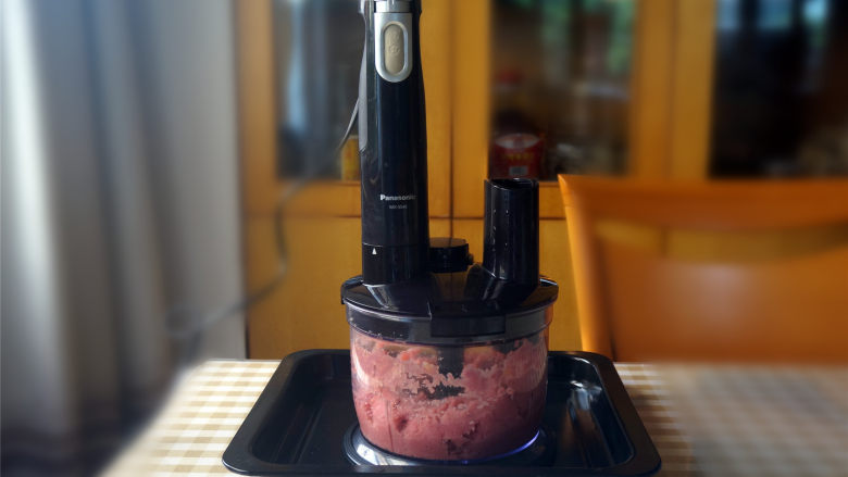 瑶柱火腿肠,如果没有料理机,剁肉前记得先用沸水将砧板冲洗干净。有料理机最好,省力又卫生点。