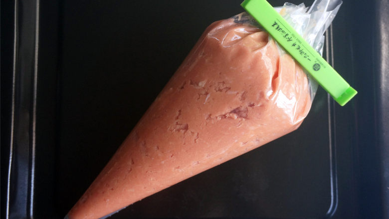瑶柱火腿肠,将肉糜装入裱花袋。