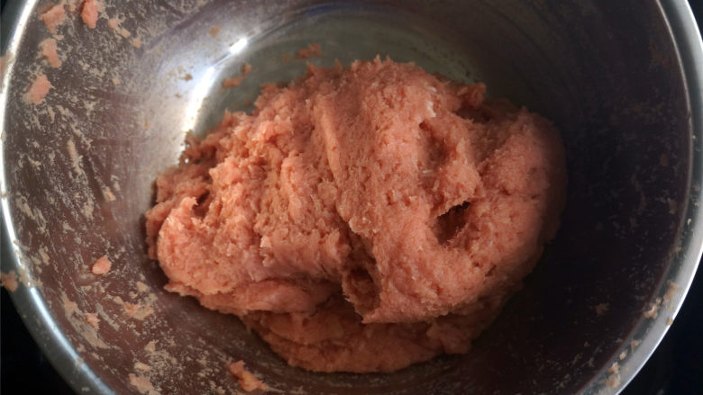 瑶柱火腿肠,反复摔打肉胶至出现粘性,弹性为止。