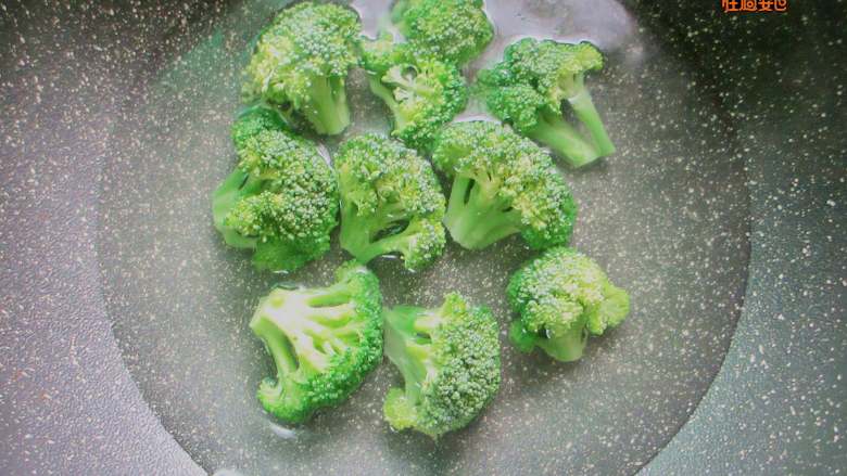 金蒜耗油西兰花,烧热水,水中加入少许食盐,食用油,放入西兰花,焯水烫熟