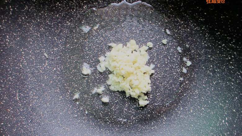 金蒜耗油西兰花,锅内倒入少许油烧热,放入蒜末爆香