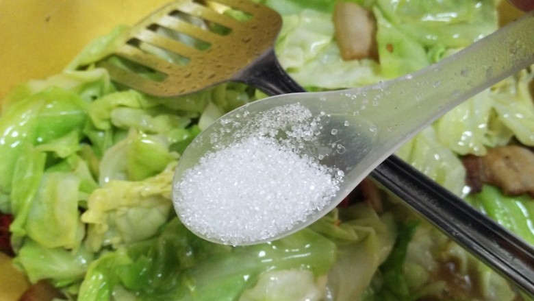 五花肉手撕包菜,一勺白糖