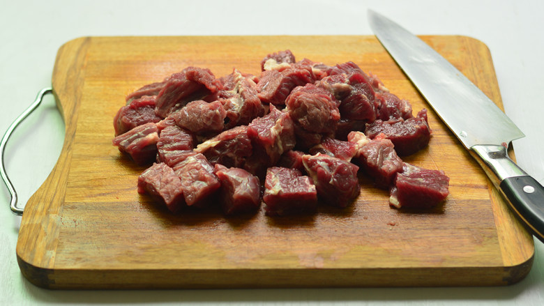 香辣土豆炖牛肉,<a style='color:red;display:inline-block;' href='/shicai/ 216'>牛肉</a>洗净切成小块