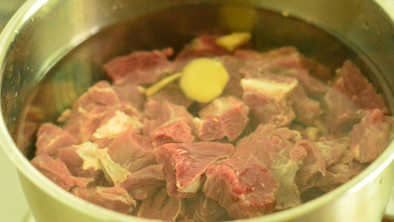 香辣土豆炖牛肉,冷水入锅,放入<a style='color:red;display:inline-block;' href='/shicai/ 37'>姜</a>片