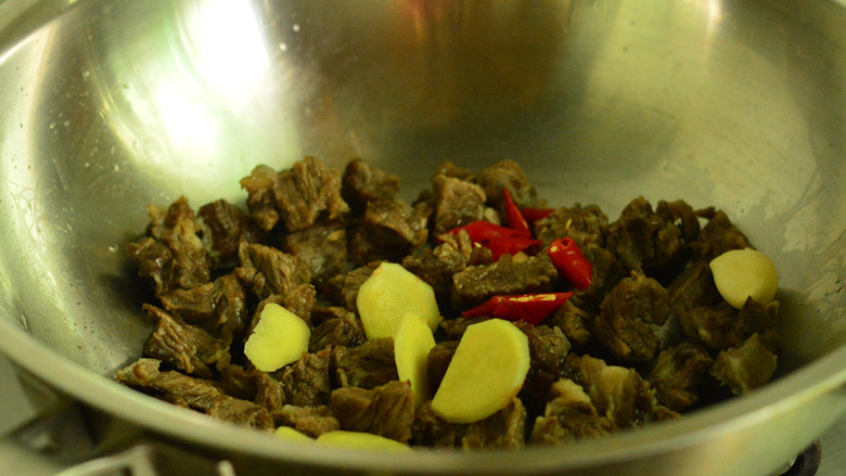 香辣土豆炖牛肉,炒至牛肉微焦后放入姜蒜、小米辣,翻炒均匀